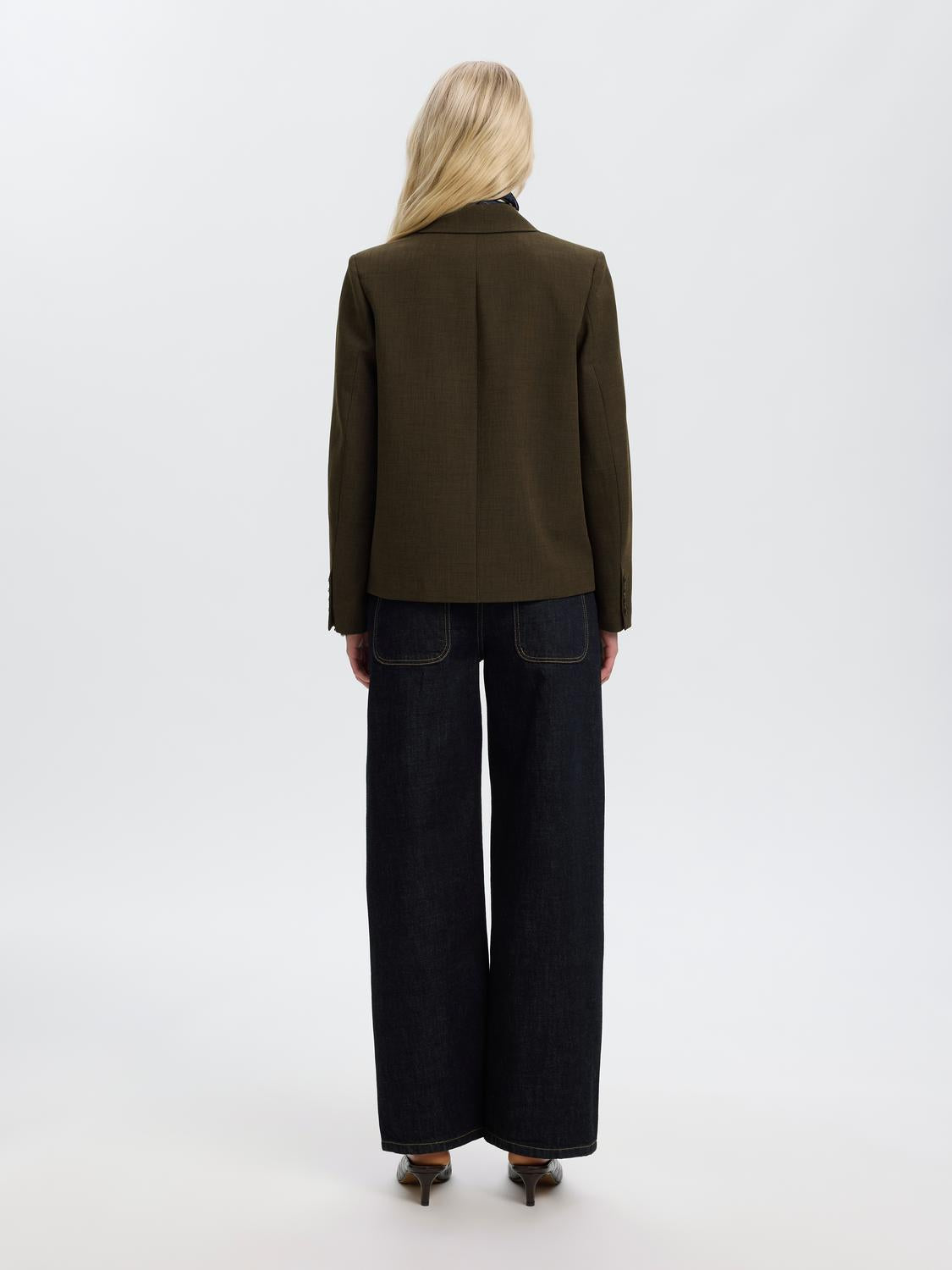 model_shot-back